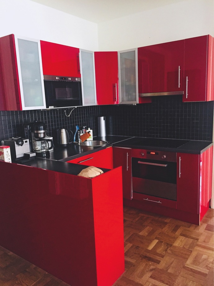 Byt Dominiky Whistler na pražských Vinohradech by se dal nazvat malým palácem. Může za to nová kuchyň, které díky designérce Romaně Vyhnánkové vládnou vznešená modř, metalické odlesky a krásné maličkosti.
