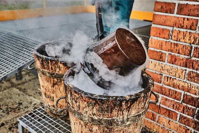 Smolu je potřeba rozehřát na teplotu 200°C
Smolu je potřeba rozehřát na teplotu 200°C