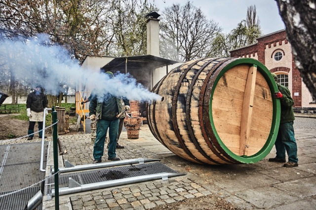 Sud nad vylévací jámou na smolu, která z něj poté vytéká
