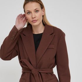 Praktický, elegantní a hřejivý. Kabáty letos opravdu frčí, tak se nebojte si ho pořídit.
