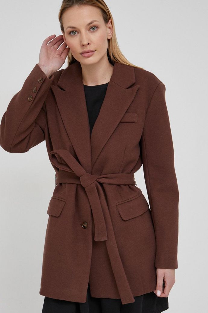 Praktický, elegantní a hřejivý. Kabáty letos opravdu frčí, tak se nebojte si ho pořídit.
