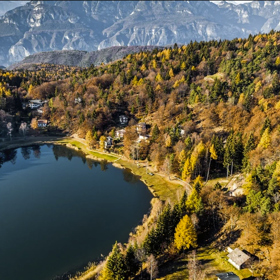 Lago Santo, Cembra

Tato procházka je o něco delší než předchozí (cesta tam a zpět trvá 4 a půl hodiny), je to ale nepříliš náročná okružní cesta. Začíná v městečku Cembra a před dosažením tohoto jezera ledovcového původu prochází vinicemi, lesy a loukami.
