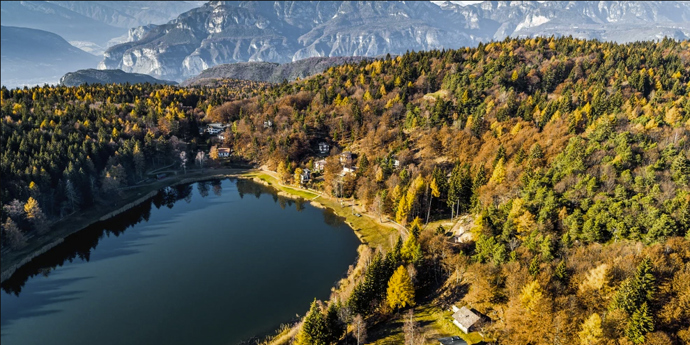 Lago Santo, Cembra
Tato procházka je o něco delší než předchozí (cesta tam a zpět trvá 4 a půl hodiny), je to ale nepříliš náročná okružní cesta. Začíná v městečku Cembra a před dosažením tohoto jezera ledovcového původu prochází vinicemi, lesy a loukami.
Lago Santo, Cembra
Tato procházka je o něco delší než předchozí (cesta tam a zpět trvá 4 a půl hodiny), je to ale nepříliš náročná okružní cesta. Začíná v městečku Cembra a před dosažením tohoto jezera ledovcového původu prochází vinicemi, lesy a loukami.