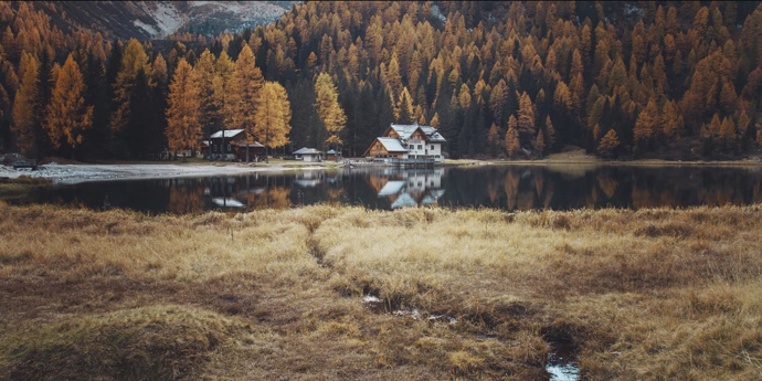 Lago di Nambino, Campiglio
Nádherné jezero, snadno zdolatelné. Cesta, která trvá něco málo přes půlhodiny, je vhodná i pro děti a lze ji absolvovat s nosičem na dítě. Destinace je vyhledávaná: útulné útočiště na břehu alpského jezera obklopeného lesy, kousek od Madonna di Campiglio.
Lago di Nambino, Campiglio
Nádherné jezero, snadno zdolatelné. Cesta, která trvá něco málo přes půlhodiny, je vhodná i pro děti a lze ji absolvovat s nosičem na dítě. Destinace je vyhledávaná: útulné útočiště na břehu alpského jezera obklopeného lesy, kousek od Madonna di Campiglio.