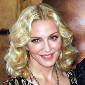 Madonna umí svým vzhledem vždycky překvapit, ale je dalším důkazem toho, že dlouhé vlasy rozhodně ublíží méně než přehnané plastické operace
