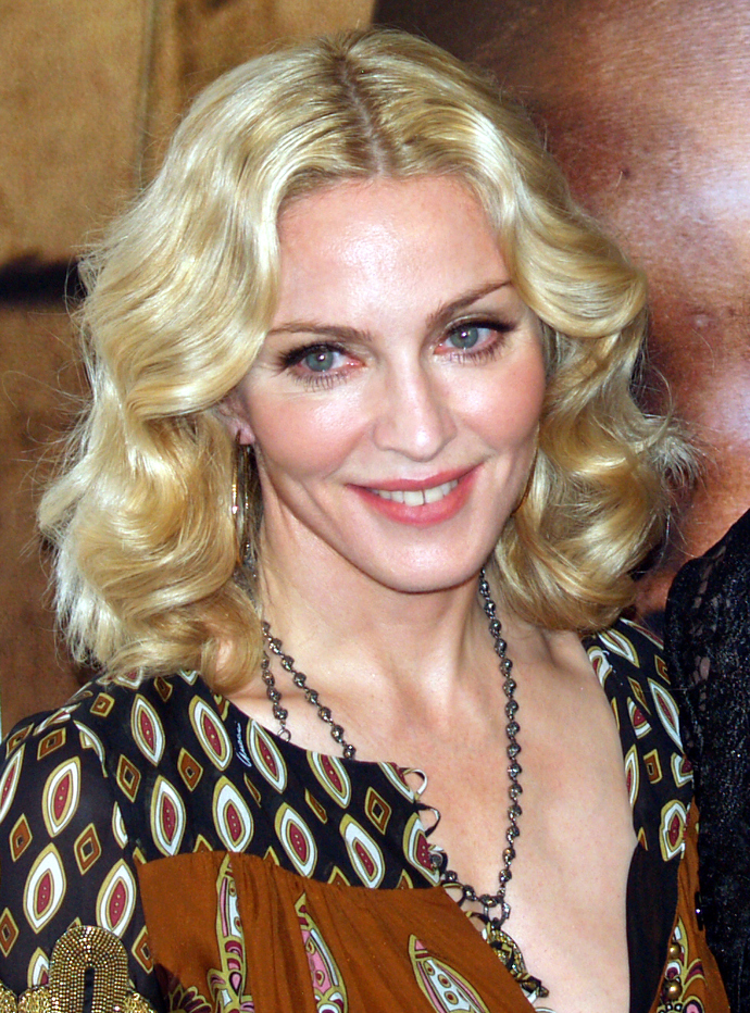 Madonna umí svým vzhledem vždycky překvapit, ale je dalším důkazem toho, že dlouhé vlasy rozhodně ublíží méně než přehnané plastické operace
Madonna umí svým vzhledem vždycky překvapit, ale je dalším důkazem toho, že dlouhé vlasy rozhodně ublíží méně než přehnané plastické operace