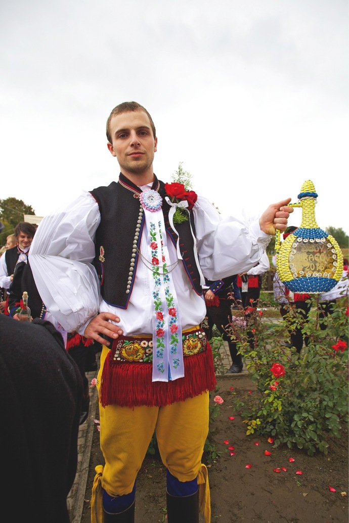 Stárek s jedním ze svých symbolů, opleteným demižonem s vínem
Stárek s jedním ze svých symbolů, opleteným demižonem s vínem