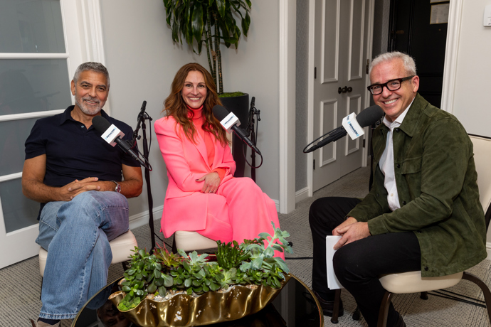 Roberts a Clooney vyfoceni během rozhovoru pro show Jesse Caglea.
