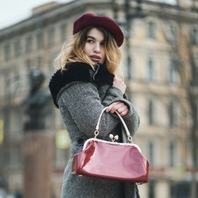 Decentní kabelka do ruky je vhodná do společnosti. Poslouží na nezbytné doplňky a zároveň dodá elegantního vzhledu.
