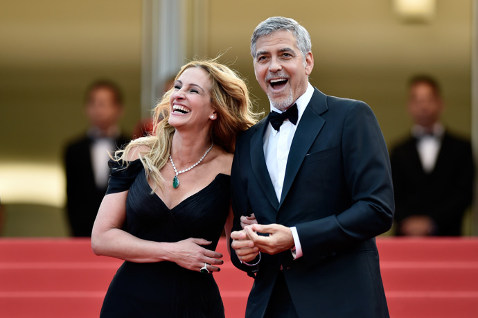 Jejich přátelství je známé tím, že mezi sebou často žertují. Zde jsou vysmátí na filmovém festivalu v Cannes, kde kráčela Julia Roberts bosá. Což údajně pošeptala Clooneymu do ucha a na základě toho se začal takto smát.
