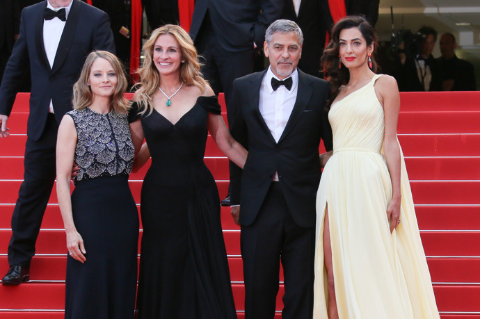 Festival v Cannes v roce 2016 byl zároveň i premiérou filmu Hra peněz. Zde jsou Roberts a Clooney v doprovodu režisérky snímku Jodie Foster a manželky Clooneyho Amal.
