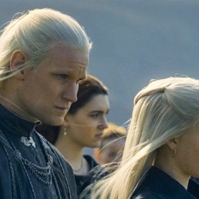 Výrazná platinová studená blond ze seriálu Rod draka je aktuálně v kurzu.
