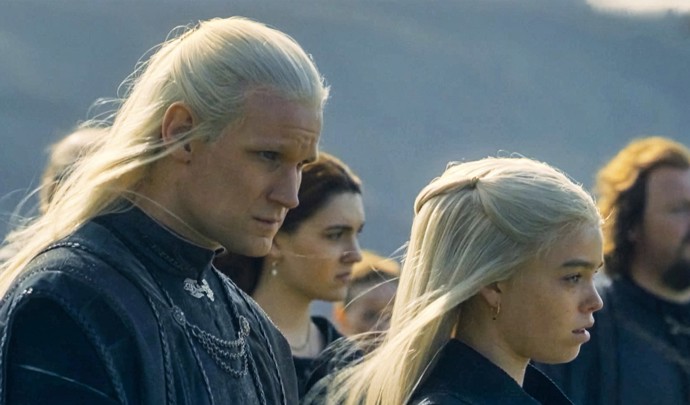 Výrazná platinová studená blond ze seriálu Rod draka je aktuálně v kurzu.
Výrazná platinová studená blond ze seriálu Rod draka je aktuálně v kurzu.