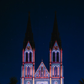 Signal Festival

13. do 16. října 2022

K podzimu neodmyslitelně patří také Signal Festival. V letošním roce se můžete těšit na patnáct instalací, a to na dvou festivalových trasách – v centru Prahy a na pomezí Vinohrad a Vršovic.

