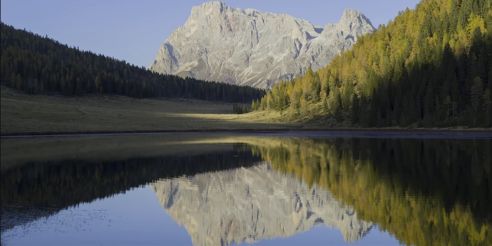 Lago di Calaita, Pale di San Martino
Nyní vám předkládáme náročnější trekingovou trasu vedoucí k jezeru skýtajícímu jedinečný výhled na Pale di San Martino. Trasa není vhodná pro každého, a to jak z hlediska délky trvání, tak výškového rozdílu, ale pokud máte s horami důvěrný vztah, směle se na ni vydejte. Na zpáteční cestě můžete také odbočit k jezeru Pisorno, k němuž se pojí kuriózní legenda.
Lago di Calaita, Pale di San Martino
Nyní vám předkládáme náročnější trekingovou trasu vedoucí k jezeru skýtajícímu jedinečný výhled na Pale di San Martino. Trasa není vhodná pro každého, a to jak z hlediska délky trvání, tak výškového rozdílu, ale pokud máte s horami důvěrný vztah, směle se na ni vydejte. Na zpáteční cestě můžete také odbočit k jezeru Pisorno, k němuž se pojí kuriózní legenda.