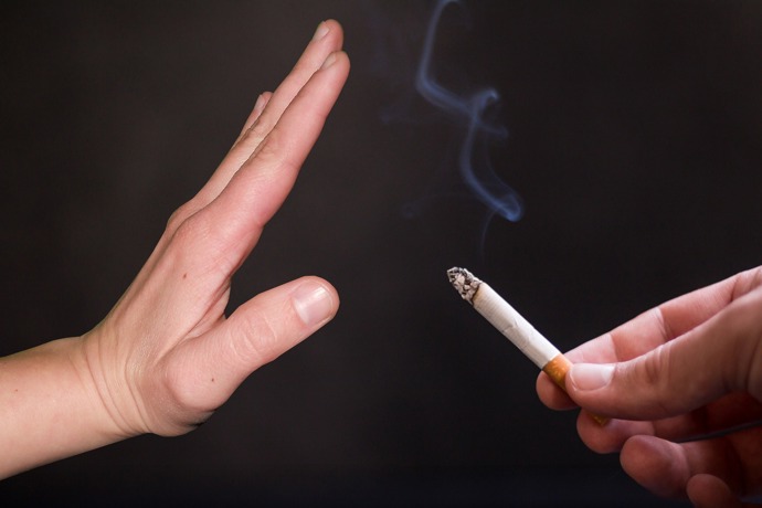 Vyhněte se cigaretám i cigaretovému kouři. Obojí totiž zvyšuje pravděpodobnost onemocnění rakovinou.
