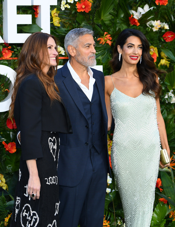 Na světové premiéře filmu Vstupenka do ráje byla svého manžela podpořit i Amal Clooney. Zde jsou na fotografii všichni tři.
