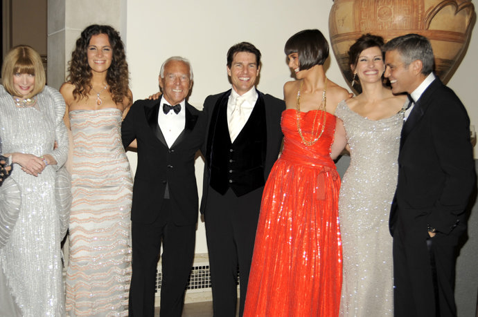 Snímek z Met Gala v roce 2008, na kterém jsou i další významné osobnostmi – Anna Wintour, Robert Armani, Giorgio Armani, Tom Cruise a Katie Holmes.
