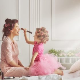 Hrát si s maminkou na zkrášlovací salón je v pořádku. Jde o pouhou hru a baví se u ní dítě i dospělý. U dětských soutěží se ale většinou baví hlavně rodiče.
