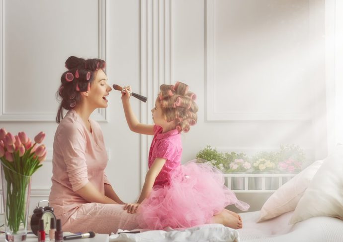 Hrát si s maminkou na zkrášlovací salón je v pořádku. Jde o pouhou hru a baví se u ní dítě i dospělý. U dětských soutěží se ale většinou baví hlavně rodiče.
Hrát si s maminkou na zkrášlovací salón je v pořádku. Jde o pouhou hru a baví se u ní dítě i dospělý. U dětských soutěží se ale většinou baví hlavně rodiče.