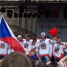 Jaromír Jágr mluví k fanouškům na Staroměstském náměstí
