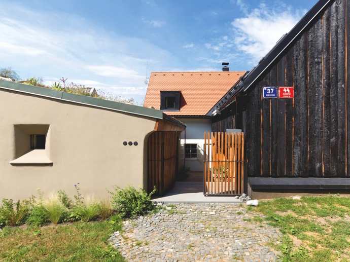 Pohled na dům z ulice
Pohled na dům z ulice