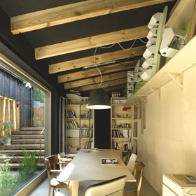 V modení přístavbě se nachází atelier A1 Architects
