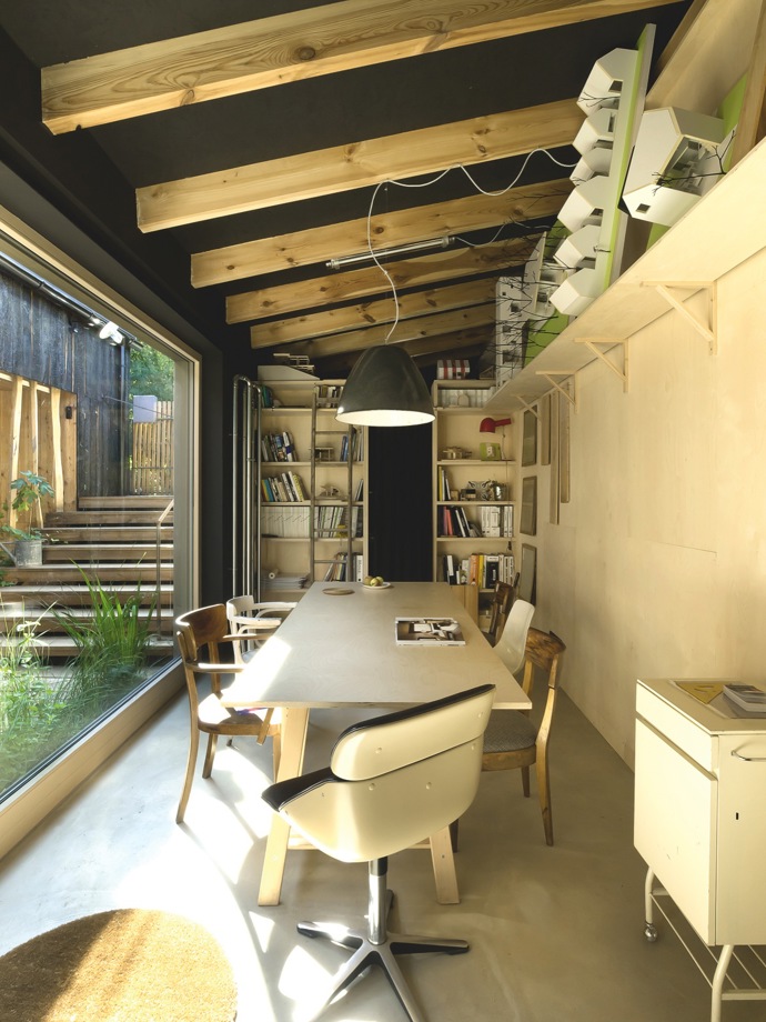 V modení přístavbě se nachází atelier A1 Architects
V modení přístavbě se nachází atelier A1 Architects