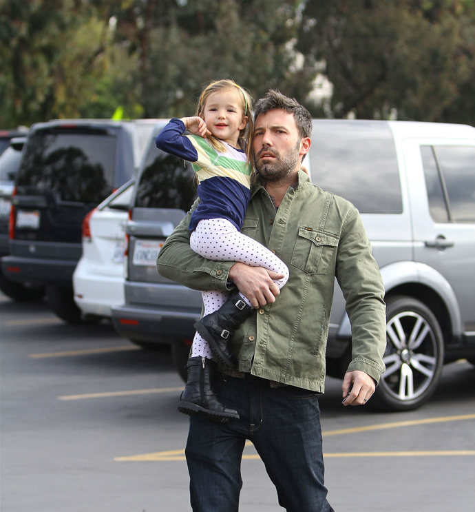 Americký filmový herec, režisér a scénárista Ben Affleck má tři děti: Violet (16), Seraphinu Rose Elizabeth (13) a Samuela Garnera (10). Na fotce je s dcerou Seraphinou v roce 2012.
