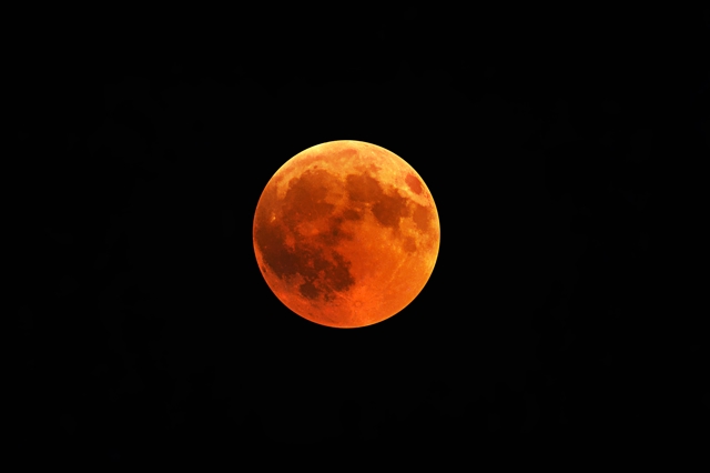 měsíc