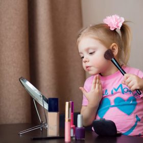Malé děti si rády půjčují maminčiny šminky a snaží se maminku napodobovat. Je dokonce k dostání i dětský make-up na hraní, který tolik neškodí citlivé dětské pokožce.
