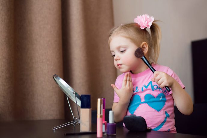 Malé děti si rády půjčují maminčiny šminky a snaží se maminku napodobovat. Je dokonce k dostání i dětský make-up na hraní, který tolik neškodí citlivé dětské pokožce.
Malé děti si rády půjčují maminčiny šminky a snaží se maminku napodobovat. Je dokonce k dostání i dětský make-up na hraní, který tolik neškodí citlivé dětské pokožce.