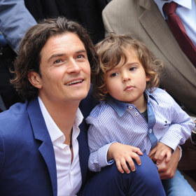 Na této fotce je Orlando Bloom zachycen se svým synem Flynnem v roce 2014 a jejich podoba je nepopiratelná! Dnes mu je 11 let. Vedle něj má Orlando Bloom ještě dvouletou dcerku Daisy.
