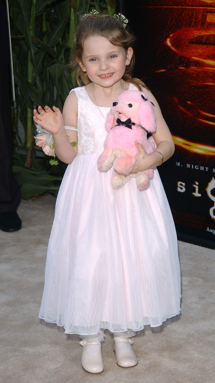 Abigail Breslin jako dítě

Abigail je to dítě, které bylo téměř v každém filmu. Svou první roli si zahrála ve snímku Znamení, když jí bylo pět let. Mimo to si možná vzpomenete, že si zahrála po boku Kate Hudson v romantické dramedii Život s Helenou, mihla se v Deníku princezny 2 a s Cameron Diaz měla jednu z hlavních rolí v psychologickém dramatu Je to i můj život a to zdaleka není vše.
