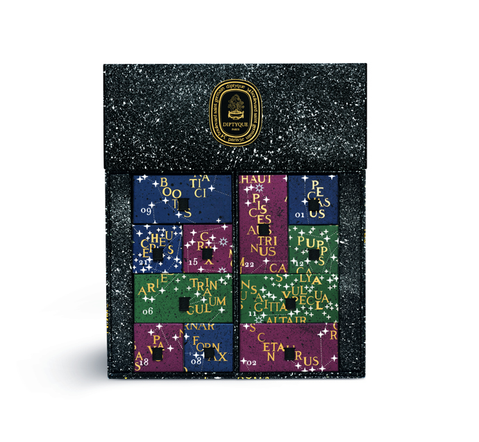 Diptyque

Adventní kalendář obsahuje miniaturky 35g svíček, jsou tam také vánoční miniatury tělových produktů, miniaturky 10ml EDP a EDT, solid perfume Philosykos. Kolekce je inspirována hvězdnou noční vánoční oblohou, ve tmě svítí. 

Cena: 10 000 Kč
