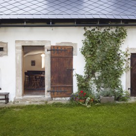 Původní roubené stavení pravděpodobně z počátku 19. století je již několik desetiletí užíváno jako rekreační objekt. Vzhledem k stále častějšímu pobytu majitelů a delším časovém intervalu od posledních zásahů bylo zapotřebí několika stavebních úprav. V interiéru proběhla rekonstrukce koupelny s komorou a modernizace a rozšíření kuchyně.
