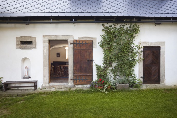 Původní roubené stavení pravděpodobně z počátku 19. století je již několik desetiletí užíváno jako rekreační objekt. Vzhledem k stále častějšímu pobytu majitelů a delším časovém intervalu od posledních zásahů bylo zapotřebí několika stavebních úprav. V interiéru proběhla rekonstrukce koupelny s komorou a modernizace a rozšíření kuchyně.
Původní roubené stavení pravděpodobně z počátku 19. století je již několik desetiletí užíváno jako rekreační objekt. Vzhledem k stále častějšímu pobytu majitelů a delším časovém intervalu od posledních zásahů bylo zapotřebí několika stavebních úprav. V interiéru proběhla rekonstrukce koupelny s komorou a modernizace a rozšíření kuchyně.