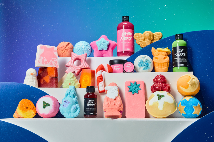 Provoněný vánoční obchod

V pasáži Myslbek vznikl exkluzivní předvánoční obchůdek Lush, kde najdete nejprodávanější celoroční produkty, limitované vánoční produkty a dárky i merch kultovního produktu Lush Snow Fairy. Od prosince navíc najdete přímo v obchodě schránku na vaše vánoční přání, ze kterých před Vánoci Lush vylosuje tři přání, která splní.

