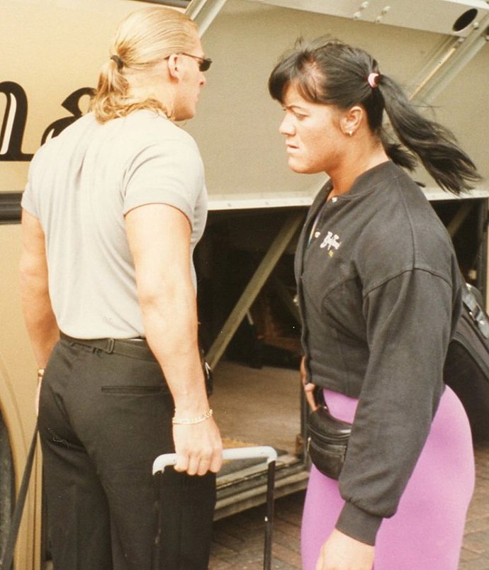 Profesionální zápasníci Chyna a Triple H na fotografii z roku 1997. S culíčky a ženským oblečením by Chynu málokdo tipoval na hvězdu wrestlingu.
Profesionální zápasníci Chyna a Triple H na fotografii z roku 1997. S culíčky a ženským oblečením by Chynu málokdo tipoval na hvězdu wrestlingu.