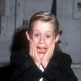 Macaulay Culkin

Všichni ho znají jako Kevina ze Sám doma. Tato role ho rychle proslavila. Poté se stal nejlépe placeným hercem v Hollywoodu. Jeho otec se v tu chvíli rozhodl stát jeho producentem a na jeho kariéře vydělat co nejvíce. Pokud si ale žádné z jeho dalších filmů nemůžete vybavit, pak se není čemu divit. Už žádný nebyl tak úspěšným jako Sám doma. To na něj způsobilo velký tlak a vedlo ho to kromě drogové závislosti údajně i k pokusu o sebevraždu. Herectví se ale stále věnuje a k tomu vystupuje se svou cover kapelou The Pizza Underground.
