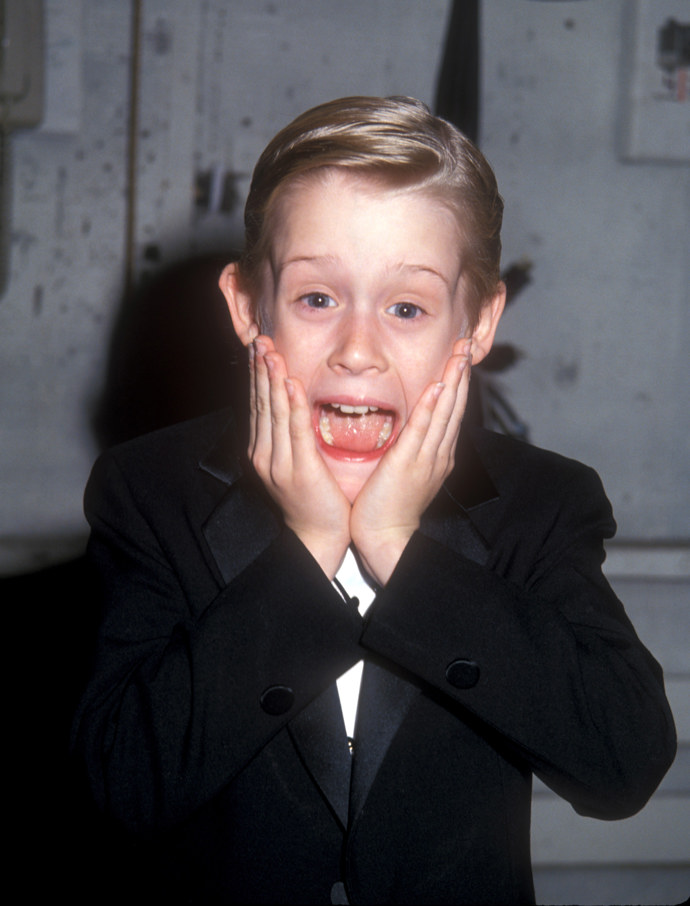 Macaulay Culkin

Všichni ho znají jako Kevina ze Sám doma. Tato role ho rychle proslavila. Poté se stal nejlépe placeným hercem v Hollywoodu. Jeho otec se v tu chvíli rozhodl stát jeho producentem a na jeho kariéře vydělat co nejvíce. Pokud si ale žádné z jeho dalších filmů nemůžete vybavit, pak se není čemu divit. Už žádný nebyl tak úspěšným jako Sám doma. To na něj způsobilo velký tlak a vedlo ho to kromě drogové závislosti údajně i k pokusu o sebevraždu. Herectví se ale stále věnuje a k tomu vystupuje se svou cover kapelou The Pizza Underground.
