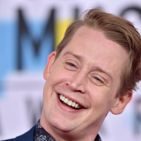 Macaulay Culkin dnes

A ačkoliv na obrazovkách Kevin nestárne, Macaulaynymi Culkinovi, který ho ztvárnil, je dnes už 42 let. Herectví se stále věnuje.
