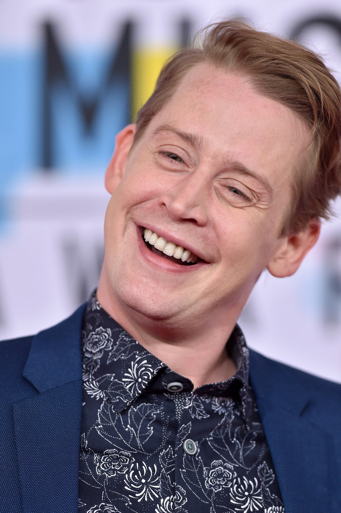 Macaulay Culkin dnes

A ačkoliv na obrazovkách Kevin nestárne, Macaulaynymi Culkinovi, který ho ztvárnil, je dnes už 42 let. Herectví se stále věnuje.
