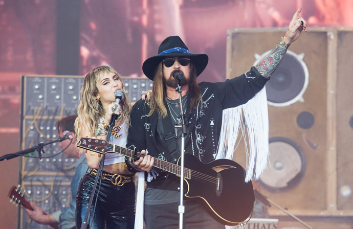 Vedle své dcery a zpěvačky Miley, s níž hrál v seriálu Hannah Montana, má Billy Ray Cyrus dalších pět dětí. Miley je jedním z těch prostředních.
