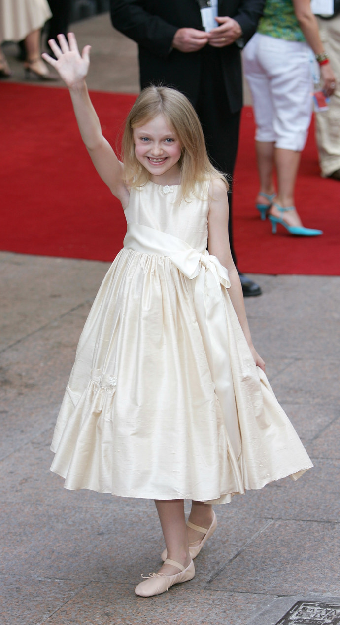 Dakota Fanning jako dítě

Dakota Fanning je herečkou, která svou kariéru nastartovala mnoha dětskými hereckými rolemi. Můžete si ji pamatovat například z filmu Jsem Sam, kde jí bylo sedm let, ze snímku Holky z lepší společnosti, kde si zahrála (ještě předtím než jí bylo deset) po boku Brittany Murphy, či z Přátel, kde se objevila v jedné scéně.

