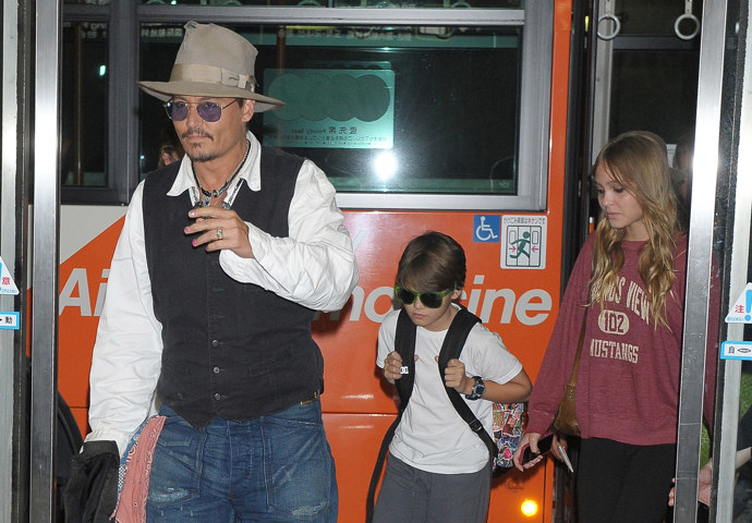 Johny Depp má s francouzskou zpěvačkou a herečkou dceru Lilly-Rose Melody (23) a syna Johna "Jacka" Christophera Deppa III  (20). Na s nímku je s nimi zachycen v roce 2013.
