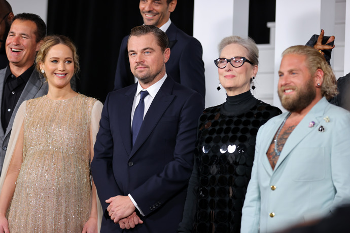 K zemi hleď! (2021)

V loňském roce se objevil ve hvězdně obsazeném filmu K zemi hleď! Po boku Meryl Streep, Timothéeho Chalameta, Cate Blanchett, Ariany Grande či Jennifer Lawrence. Zde je část z nich na fotce z premiéry.

