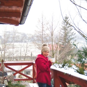 Tereza Bartulcová na terase svého domu
