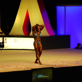 Iris Kyle na kulturistické soutěži Ms. Olympia v roce 2008. Porota její vypracované tělo odměnila prvním místem v soutěži.
