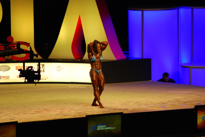 Iris Kyle na kulturistické soutěži Ms. Olympia v roce 2008. Porota její vypracované tělo odměnila prvním místem v soutěži.
Iris Kyle na kulturistické soutěži Ms. Olympia v roce 2008. Porota její vypracované tělo odměnila prvním místem v soutěži.